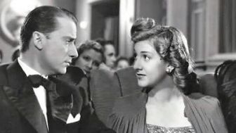 imagen: Eloísa está debajo de un almendro